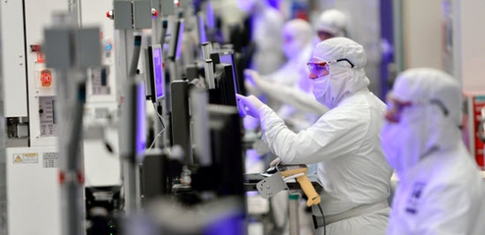 Bunny Suit History In Semiconductor Manufacturing